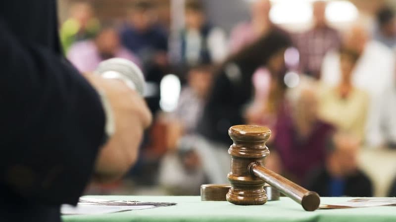 Ləğv prosesində olan 3 bankın əmlakı hərraca çıxarıldı