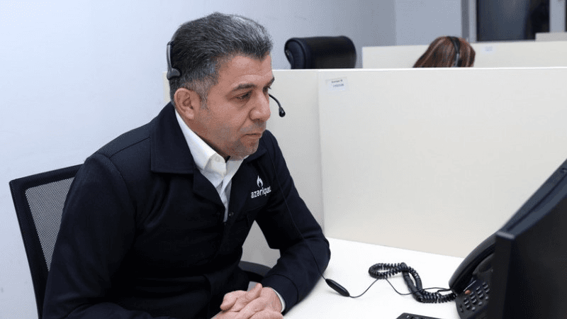 “Azəriqaz”ın Çağrı mərkəzinə daxil olan zəngləri baş direktor cavablandırdı (FOTO/VİDEO)
