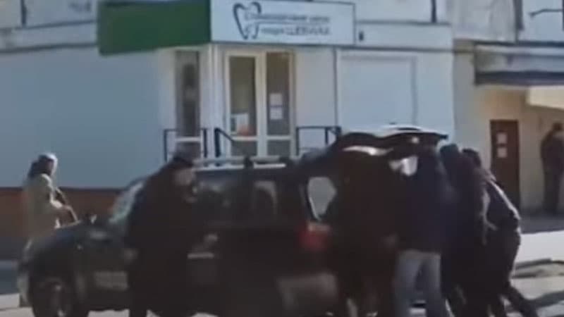 Ruslar çörək növbəsində dayanan insanları gülləbaran etdi - 10 nəfər öldü (VİDEO)