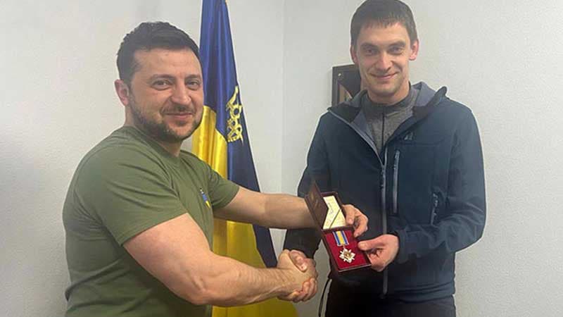 Zelenski əsirlikdən azad edilən meri təltif etdi