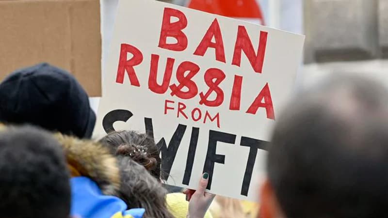 Ukrayna Rusiya banklarının SWIFT-dən ayrılmasına necə nail olub? - Kuleba sirləri açdı