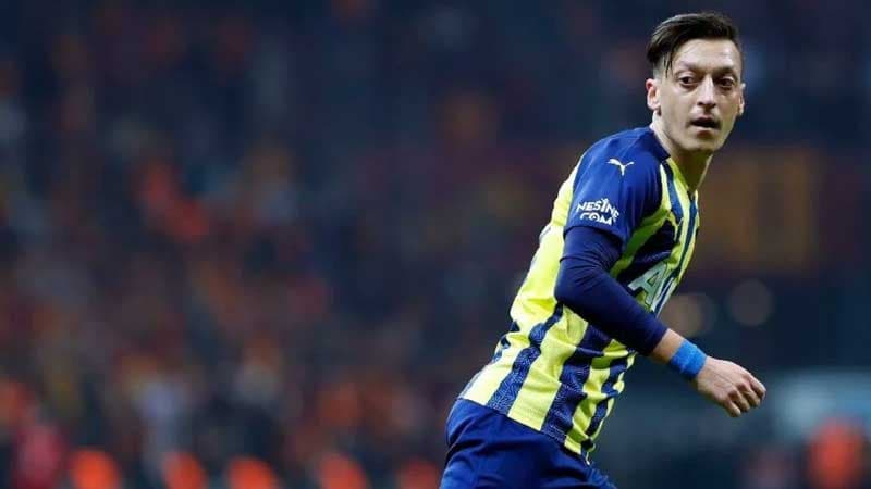 "Fənərbaxça" Mesut Özillə yollarını ayırdı