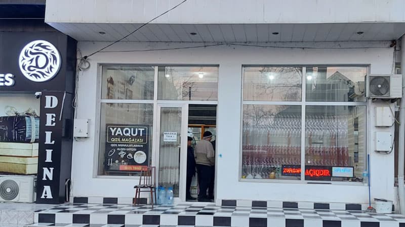 Maskalı şəxslər zərgərlik mağazasına basqın etdi: 60 min manatlıq qızıl aparıldı (FOTO)