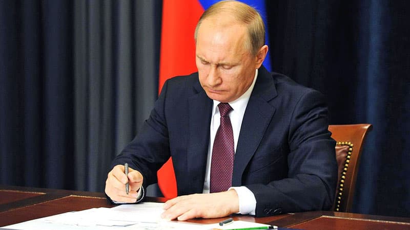 Putin “lüks vergisi” haqqında qanunu imzaladı