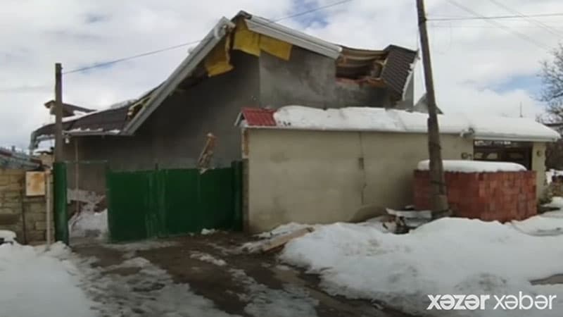Qar Şamaxıda evin dam örtüyünü çökdürdü (VİDEO)