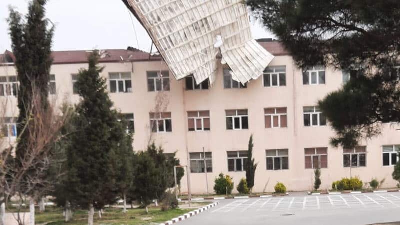Külək Xırdalanda məktəbin damını uçurdu (FOTOLAR)