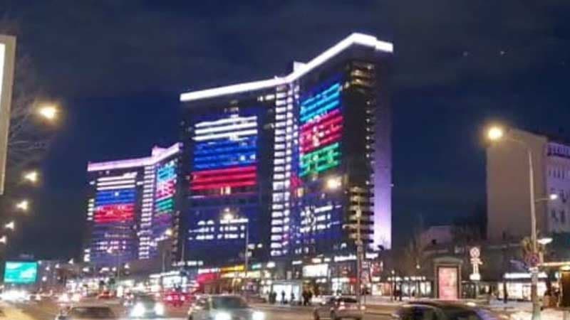Moskvada məşhur bina Azərbaycan bayrağı rəngində işıqlandırıldı (FOTO)