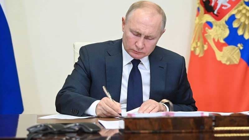 Putin dost olmayan ölkələrə viza məhdudiyyəti haqqında fərman imzaladı