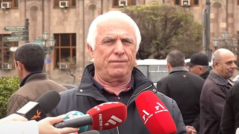 Erməni etirazçı: “Mənə Putinin yaxtası kimi yaxta versələr...” (FOTO)
