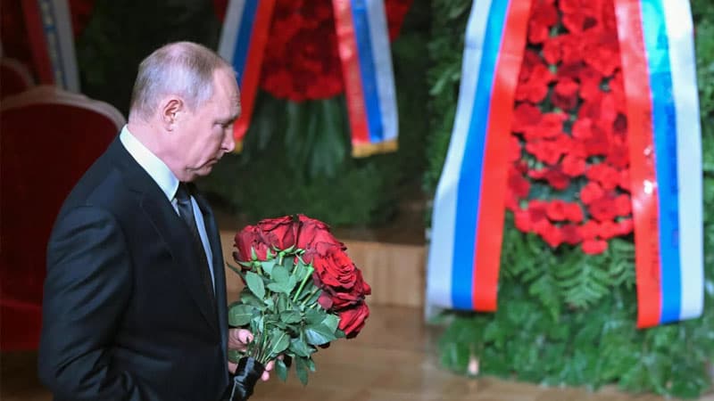 Putin Jirinovskinin tabutu qarşısında baş əydi (VİDEO)