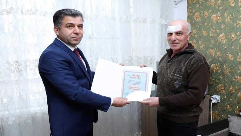 Ruslan Əliyev fiziki hücuma məruz qalmış əməkdaşa baş çəkdi (FOTO)