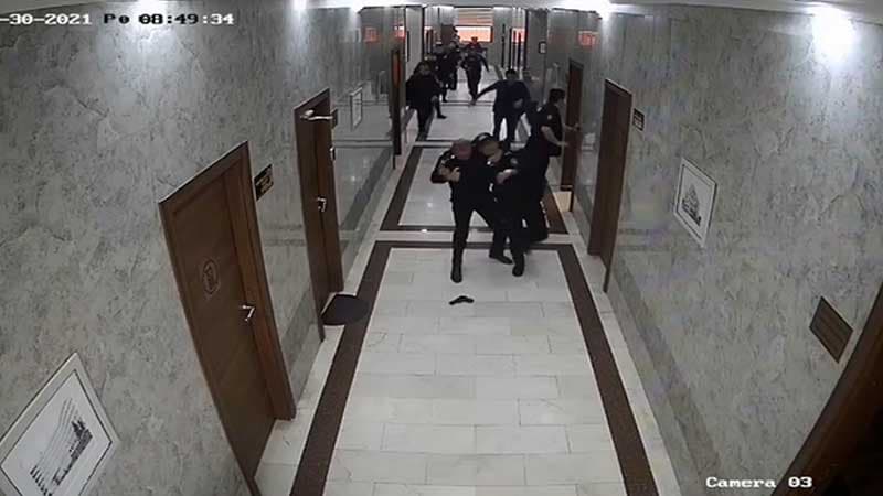 Polis şöbədə arvadını öldürdükdən sonra belə saxlanıldı (Anbaan video)