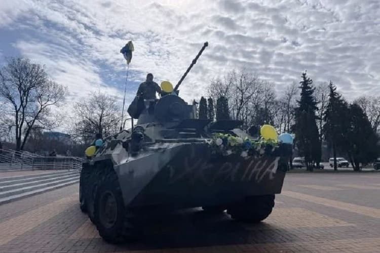 Ukraynada qənimət kimi ələ keçirilən zirehli texnika gəlin maşını oldu (FOTO)