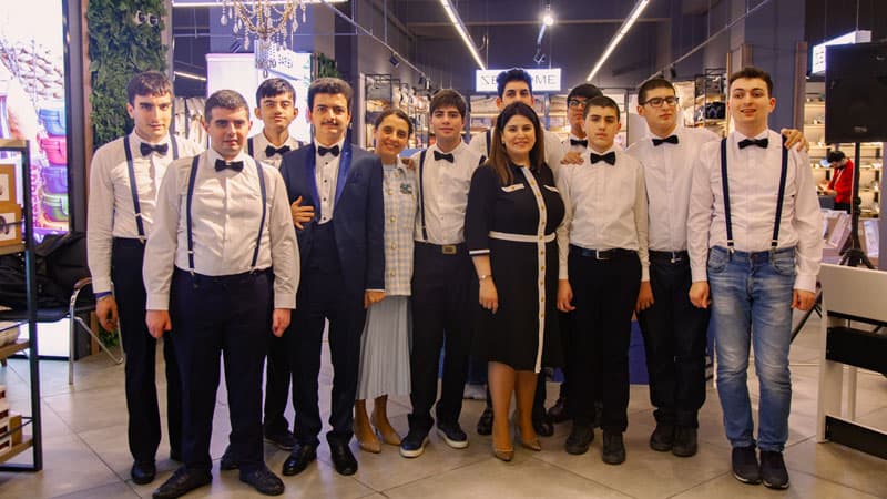 "Kontakt" autizmli şəxslərin inkişafına dəstək üçün xeyriyyə yarmarkası başladıb (FOTOLAR)