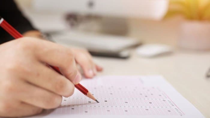 Qəbul imtahanında iştirak edən ən yaşlı abituriyentin neçə yaşı var?