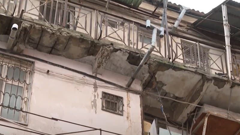 Bakıda 2011-ci ildə qəzalı elan edilən bina niyə sökülmür? VİDEO