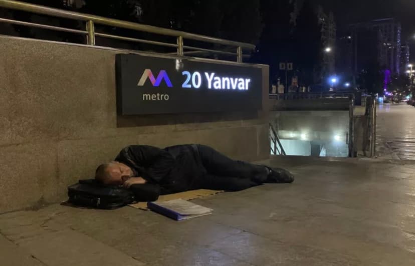 Bakıda müəllim küçədə yatdı, hər şeyi oğurlandı