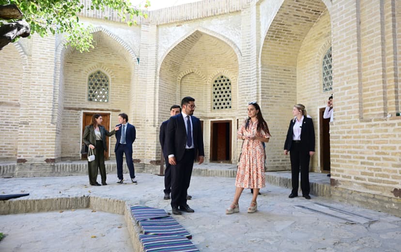 Leyla Əliyeva ilk Buxara Biennalesinin əsərləri ilə tanış oldu (FOTOLAR)