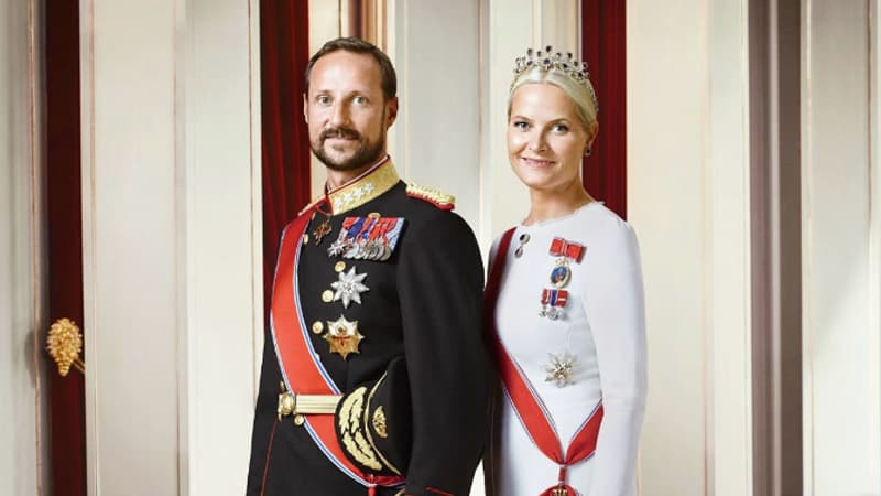 Yeni kralı VIII Haakon taxta çıxdı