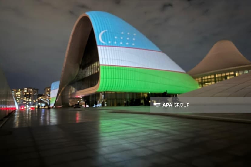 Heydər Əliyev Mərkəzi Özbəkistan bayrağının rəngləri ilə işıqlandırılıdı (FOTO)