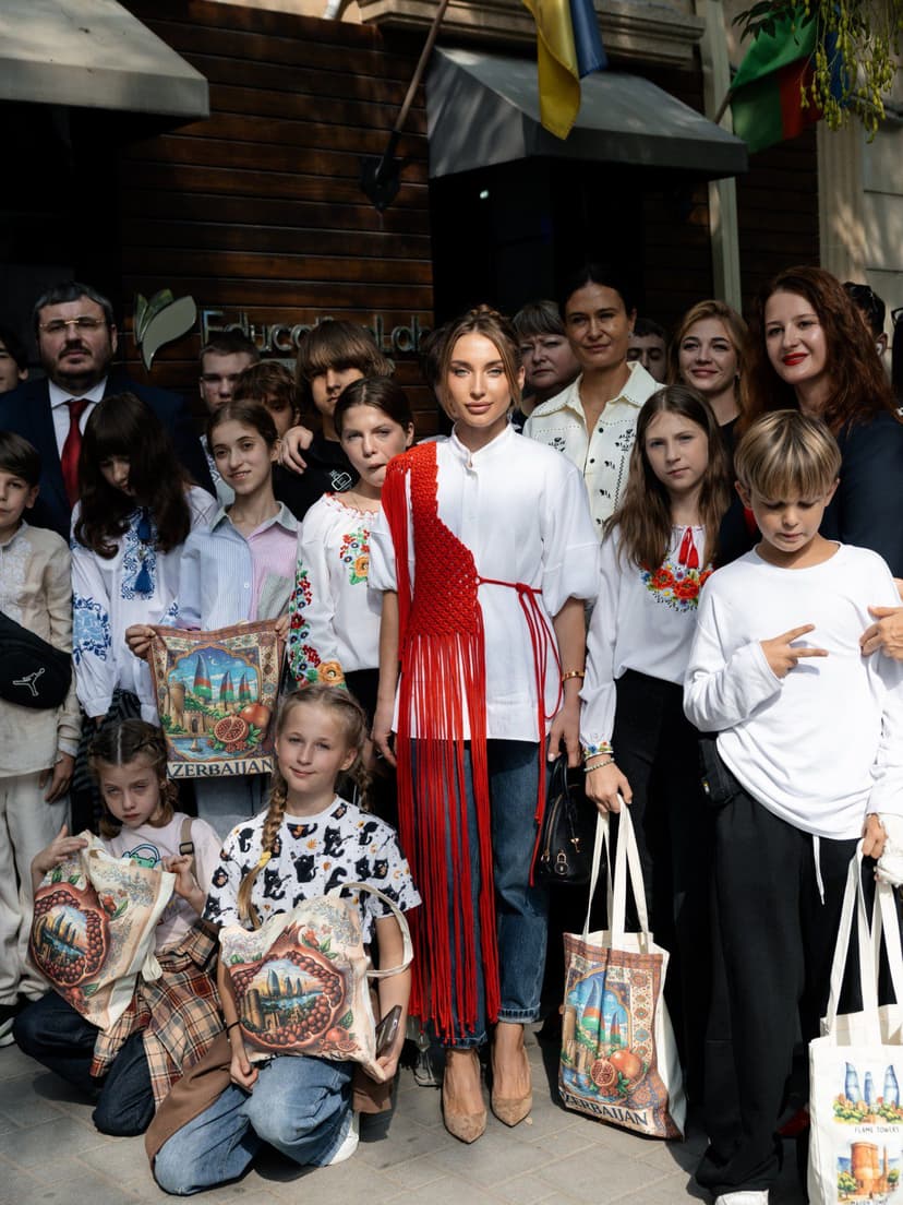Alyona Əliyeva ukraynalı uşaqlarla İçərişəhəri gəzdi (FOTOLAR)