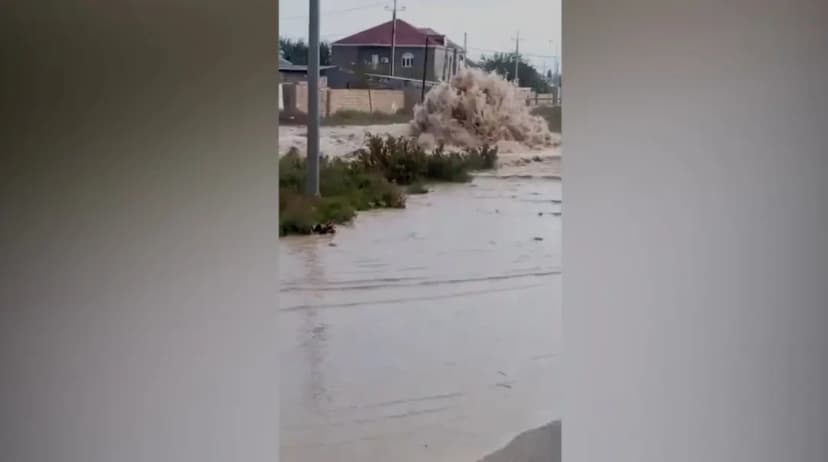 Sumqayıtda kəmər partlayıb, evləri su basıb (VİDEO)