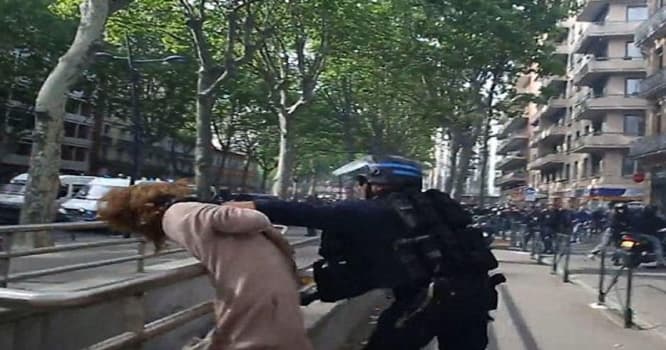 Şok kadrlar: polis qadını yumruqlayıb yıxdı - VİDEO