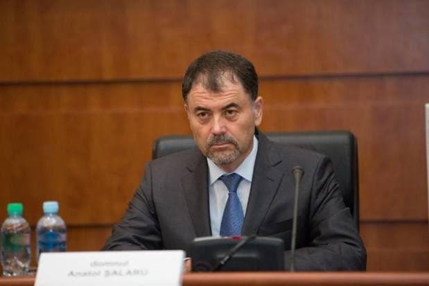 Müdafiə naziri bu silahları xəlvəti kimə satır?