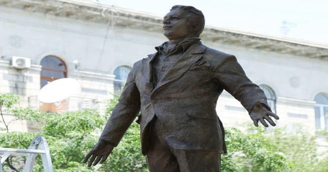 Rəşid Behbudovun yeni heykəlinin başına torba keçirdilər - FOTO