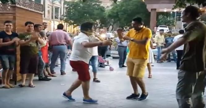 Ərəblər Bakıda küçədə belə rəqs etdilər - VİDEO