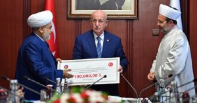 Allahşükür Paşazadə Türkiyəyə 100 min dollarlıq çek apardı