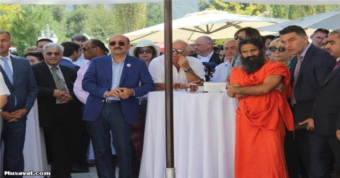 Nazirin yanındakı narıncı geyimli şəxs kimdir? - Heç kim tanımır