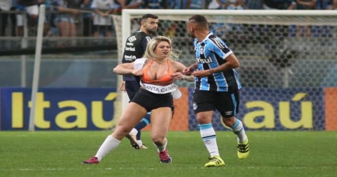 Braziliya gözəli futbol meydançasına girib soyundu - FOTOLAR/VİDEO