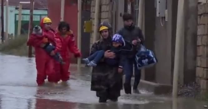 Bakıda evləri su basdı - 77 nəfər xilas edildi