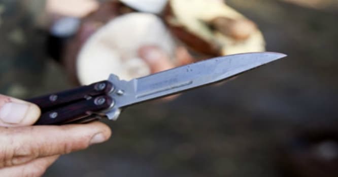 Salyanda qardaş 18 yaşlı bacısını ürəyindən bıçaqladı