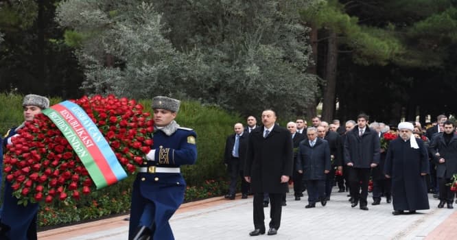 İlham Əliyev Heydər Əliyevin məzarını ziyarət edib