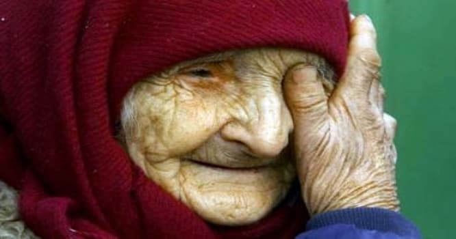 93 yaşlı qadını gəlini küçəyə atdı - VİDEO