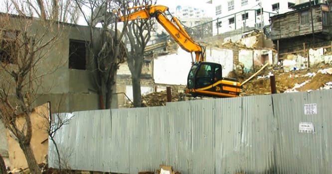 "Şirkət evimizi başımıza uçurur..." - Bakıda daha bir söküntü qalmaqalı - VİDEO