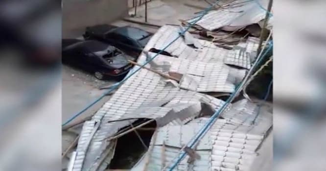 Bakıda güclü külək binanın dam örtüyünü uçurdu — 10-a yaxın maşın əzildi