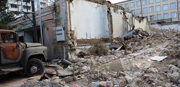 Bakının mərkəzində şiddət yaşanır: sakinləri zorla evlərindən çıxarırlar