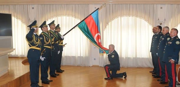 Prezidentin ehtiyata buraxdığı general bayrağı öpüb getdi (FOTO)