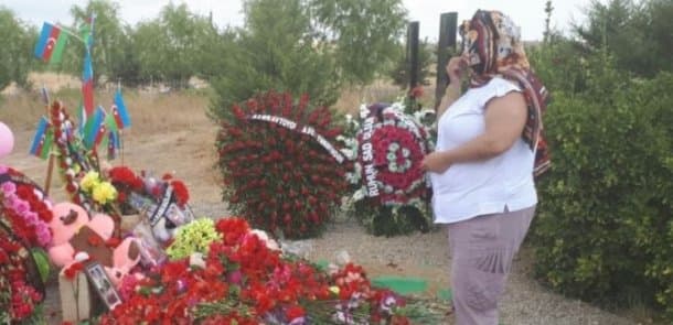 Erməni qadın Zəhranın məzarını ziyarət edib