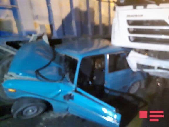 Bakıda dəhşətli qəza: “Shacman” 10 maşını tank kimi əzdi (FOTO/VİDEO)