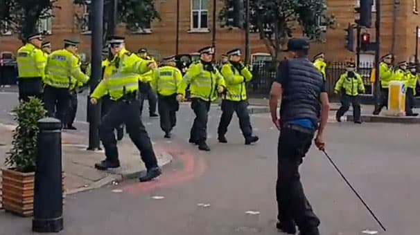 Qaradərili gənci öldürən polislərə qarşı etiraz aksiyası (FOTOLAR)