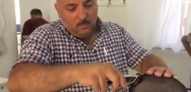 Bəhram Bağırzadə mərcdə uduzan jurnalistin başını qırxdı (VİDEO)