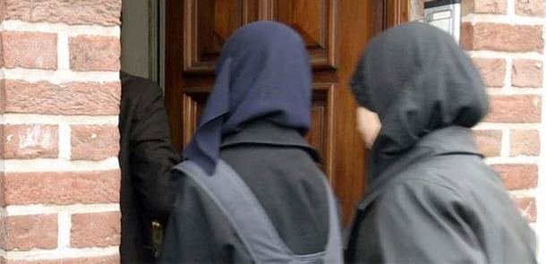 Hicabı zorla çıxarılan qadına təzminat veriləcək