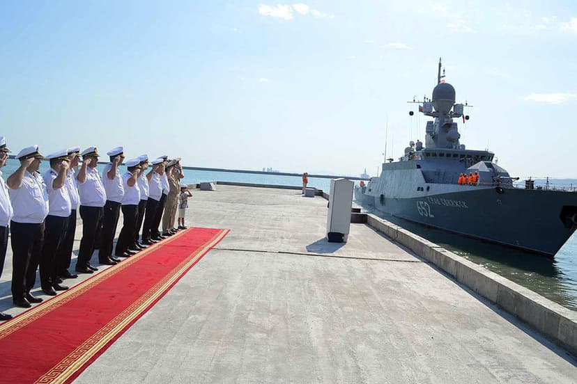 Rusiyanın hərbi gəmiləri Bakı limanını tərk edib (FOTO)