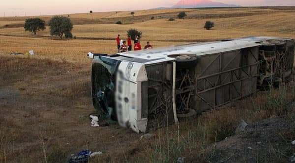 Türkiyədə avtobus qəzası: 4 ölü, 18 yaralı (FOTO)