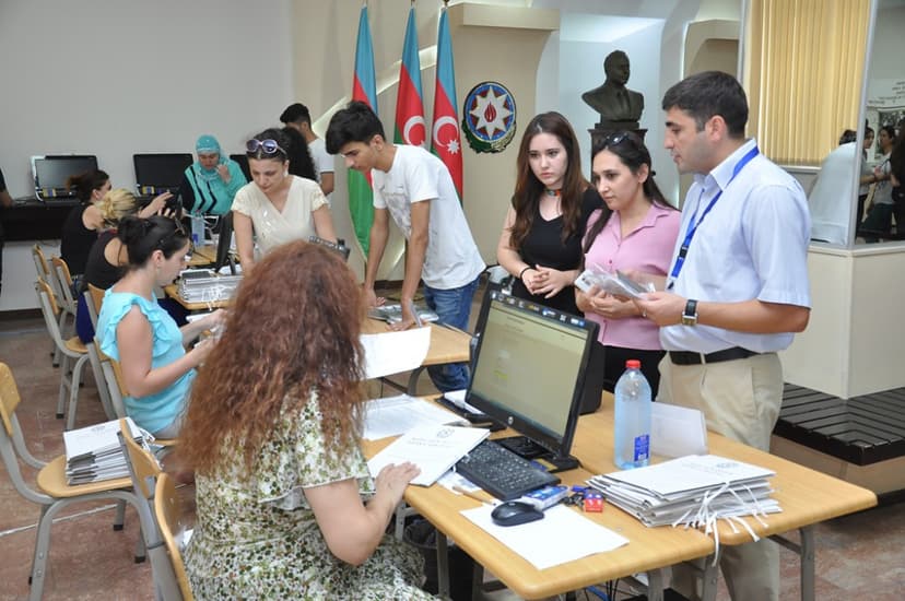 Dillər Universitetinə qəbul olunan tələbələrin 132-si artıq qeydiyyatdan keçib (FOTO)