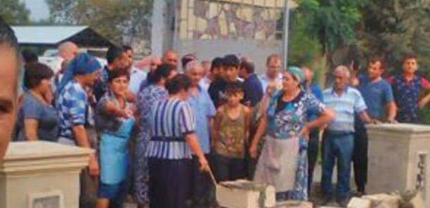 İcra başçısı mərkəzi bazarı bağladı, satıcıları öz bazarına çağırdı